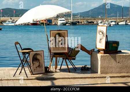 Frankreich. Var (83). Saint-Tropez. Alter Hafen. Porträtist Maler wartet auf Touristen Stockfoto