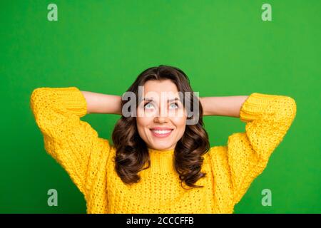 Oben über High-Angle-Ansicht Foto von fröhlichen netten Mädchen Genießen Sie ihre Arbeit Entspannung Chilling Look Copyspace Traum tragen Winter Modischer Pullover isoliert Stockfoto