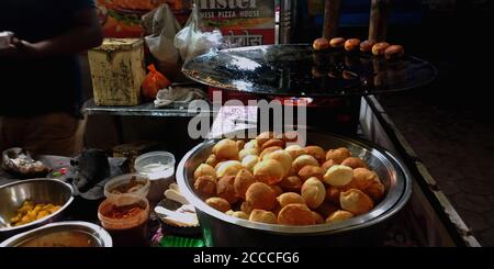 DISTRIKT KATNI, INDIEN - 02. AUGUST 2019: Panipuri oder Golgappa ist ein gewöhnlicher Straßenjause aus Indien. Es ist ein runder, hohler puri gefüllt mit einer Mischung aus Stockfoto