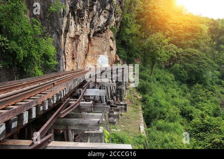 Zugfahrt mit der Todesbahn (Fluss Kwai, Thailand). Death Railway Zug über das Tham Krasae Viadukt. Thai - Burma Railway Stockfoto