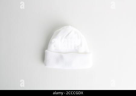 Nahaufnahme eines weißen Wollbabyhuts isoliert auf Ein weißer Hintergrund Stockfoto