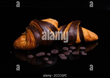 Croissants mit Schokolade. Hausgemachtes Gebäck, Croissants mit Schokolade dekoriert. Stockfoto