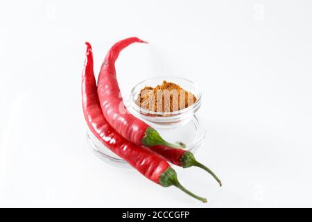Red Hot Chili Peppers isoliert in Weiß. Stockfoto