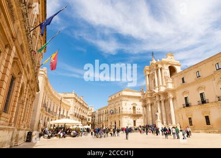 Piazza Duomo, der Hauptplatz des historischen Zentrums von Syrakus auf der Insel Ortigia. Syrakus, Sizilien Stockfoto