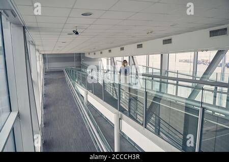 Junge blonde Frau, die im Flur steht Stockfoto