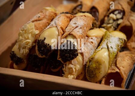 Typisch sizilianische Süßigkeiten, Cannoli in der Stadt Syrakus, Sizilien Stockfoto