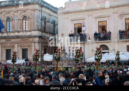 Prozession des Simulacrum von St. Lucia, ein religiöses Fest der katholischen Kirche, das jedes Jahr am 13. Dezember in Syrakus stattfindet. Stockfoto