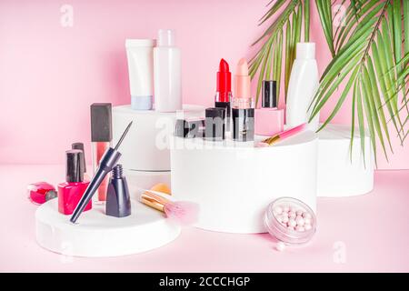 Kreativer Hintergrund mit dekorativer Kosmetik. Beauty- und Körperpflege-Produktkonzept auf trendigen Ständen oder Podien. Steht mockup mit Make-up Produkte c Stockfoto