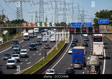 Autobahn A57 bei Kaarst, vor dem Kaarster Kreuz, starker Verkehr, Hochspannungsleitungen, Deutschland Stockfoto