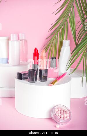 Kreativer Hintergrund mit dekorativer Kosmetik. Beauty- und Körperpflege-Produktkonzept auf trendigen Ständen oder Podien. Steht mockup mit Make-up Produkte c Stockfoto