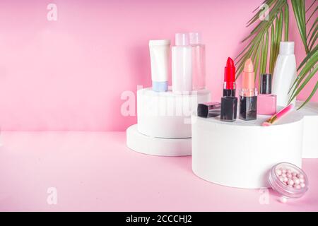 Kreativer Hintergrund mit dekorativer Kosmetik. Beauty- und Körperpflege-Produktkonzept auf trendigen Ständen oder Podien. Steht mockup mit Make-up Produkte c Stockfoto