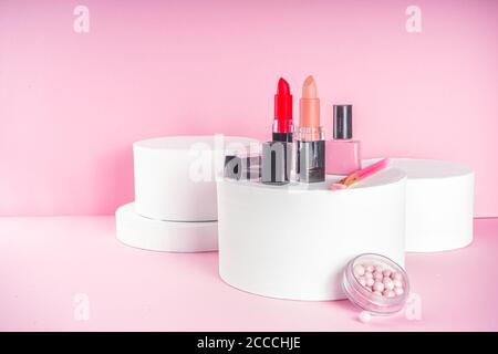 Kreativer Hintergrund mit dekorativer Kosmetik. Beauty- und Körperpflege-Produktkonzept auf trendigen Ständen oder Podien. Steht mockup mit Make-up Produkte c Stockfoto