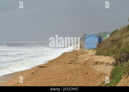 Milford-on-Sea, Hampshire, Großbritannien, 21. August 2020, Wetter: Der Sturm Ellen schlägt die Südküste Englands mit Windböen von bis zu 60 km/h und Flut auf dem Höhepunkt der Sommerferien Stockfoto