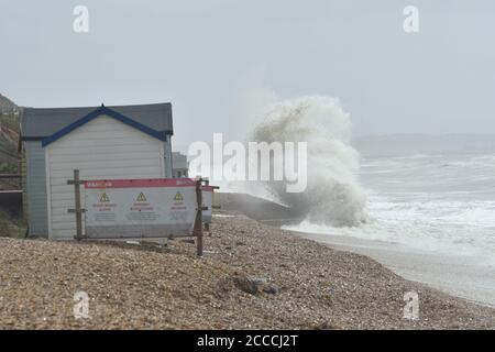 Storm Ellen schlägt die Südküste Englands in Milford-on-Sea, Hampshire, Vereinigtes Königreich, 21. August 2020. Wetter: Windböen von bis zu 60 km/h bringen bei Flut stürmende Wellen. Stockfoto