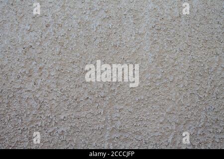 Textur von schmutzigem altem grobem Putz an der Außenwand. Stockfoto