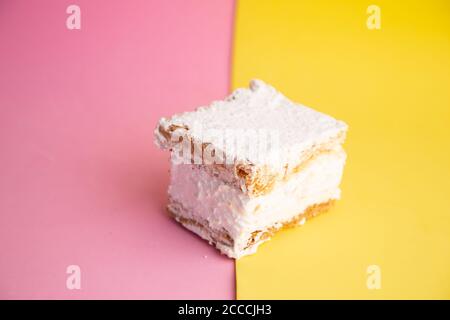 Nahaufnahme des köstlichen weißen Strudels aus Pastellfarben Stockfoto