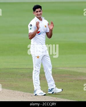Der pakistanische Naseem Shah reagiert nach dem Bowling auf den englischen Zak Crawley am ersten Tag des dritten Testmatches im Ageas Bowl in Southampton. Stockfoto