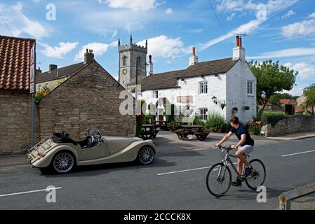 MORGAN AERO SUPERSPORTS AUTO Sportwagen vor dem Greyhound Inn, im Dorf Saxton, North Yorkshire, England, geparkt. Stockfoto