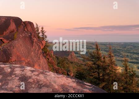 Panoramablick auf die Kakerlaken bei Sonnenuntergang im Peak District National Park, Staffordshire, Großbritannien Stockfoto