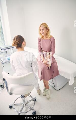 Fröhliche Frauen mit angenehmen Gespräch nach Rücksprache Stockfoto