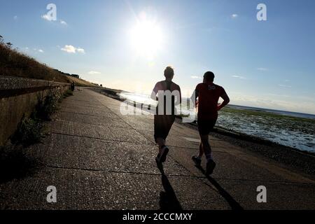 Männer joggen in hampton-on-Sea in der Nähe von herne Bay im Osten von kent großbritannien august 2020 Stockfoto