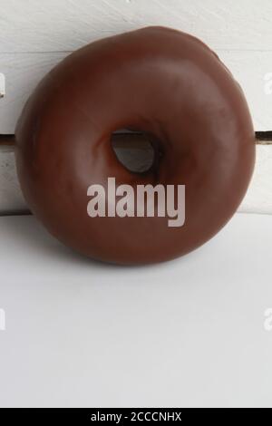 Leckere hausgemachte Schokolade Bagel auf einem weißen Holztisch Stockfoto