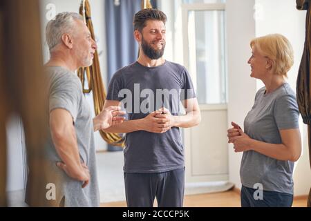 Junge Ausbilderin, die eine reife Dame ansieht Stockfoto