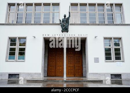 Heidelberg, Deutschland. Juli 2020. Der Schriftzug "dem lebendigen Geist" befindet sich über dem Haupteingang der Neuen Universität der Ruprecht-Karls-Universität. Quelle: Uwe Anspach/dpa/Alamy Live News Stockfoto