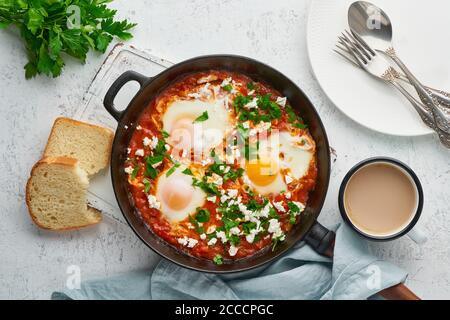 Shakshouka, Eier in Sauce von Tomaten pochiert, Olivenöl. Mediterrane Küche. Stockfoto