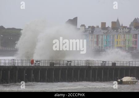 Aberystwyth Wales Vereinigtes Königreich Wetter 21. August 2020. Sturm Ellen wettert das West Wales Küstenresort Aberystwyth. Böen von bis zu 60 mph fahren in riesigen Wellen, die den Hafen und die Verteidigung des Meeres schlagen. Heftige Regenausbrüche werden mit einer Hochwasserwarnung fortgesetzt. Kredit: mike davies/Alamy Live Nachrichten Stockfoto