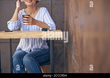Kaukasische Frau in Kopfhörern, die Musik hören Stockfoto