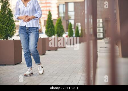 Reife Dame leidet an einem Bauchschmerzen Stockfoto