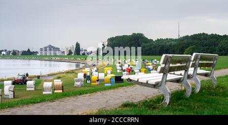 Parkbank auf einem Deich am Strand von Cuxhaven, Deutschland. Stockfoto