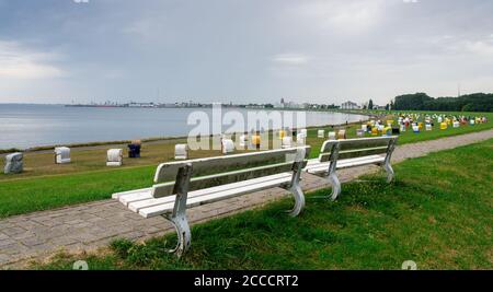 Parkbank auf einem Deich am Strand von Cuxhaven, Deutschland. Stockfoto