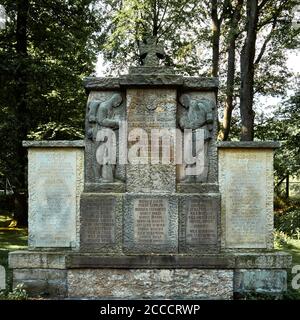 Detmold, Deutschland, 11. August 2020: Denkmal für die Dorfbewohner, die in den beiden Weltkriegen starben Stockfoto