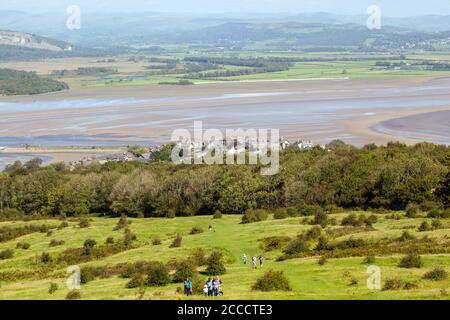 Leute, die von der Hügelwanderung aus wandern und wandern Von Arnside Dorf zum Arnside Knot National Nature Reserve Cumbria England GB Stockfoto