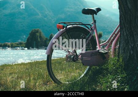 PIANELLO DEL LA, ITALIEN - 02. Aug 2020: Ein rosa Fahrrad in der Nähe des Comer Sees Stockfoto