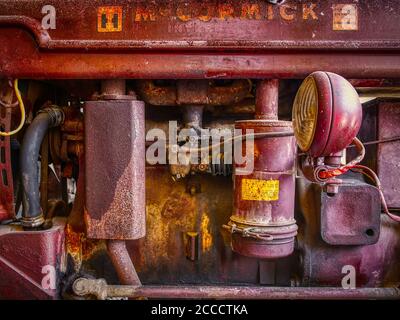SAUMUR, FRANKREICH - 08. Apr 2012: Nahaufnahme eines schmutzigen roten und rostigen Traktor von Mc Cormick. Stockfoto
