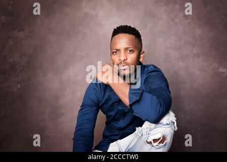afrikanisches Stock Foto von schwarzen Herren in smarter Kleidung in studio-Einstellung Stockfoto