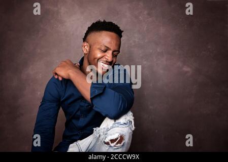 afrikanisches Stock Foto von schwarzen Herren in smarter Kleidung in studio-Einstellung Stockfoto