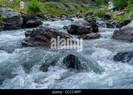 Der Gebirgsfluss Argun in Upper Khevsureti, Georgien Stockfoto