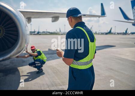 Flugzeugwartung Mechaniker arbeiten auf dem Flugplatz Stockfoto
