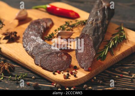 Jagd Würstchen Würstchen auf einem dunklen Hintergrund. Stockfoto