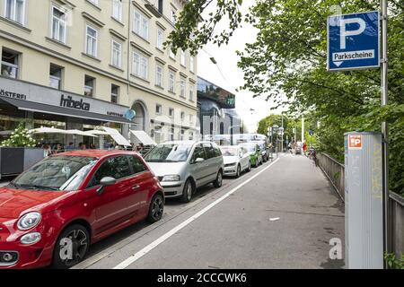 Graz, Österreich. August 2020. Parkplatz Bezahlautomat an einer Straße im Stadtzentrum Stockfoto