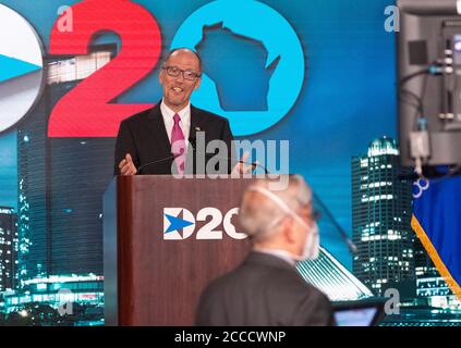 20. August 2020; Milwaukee, WI, USA; Tom Perez, Vorsitzender des Democratic National Committee, spricht während der Democratic National Convention im Wisconsin Center. Pflichtangabe: Mark Hoffman/Milwaukee Journal Sentinel via USA TODAY NETWORK via CNP /MediaPunch Stockfoto