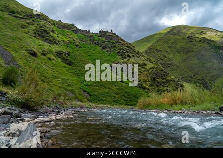 Der Gebirgsfluss Argun in Upper Khevsureti, Georgien Stockfoto