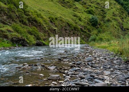 Der Gebirgsfluss Argun in Upper Khevsureti, Georgien Stockfoto