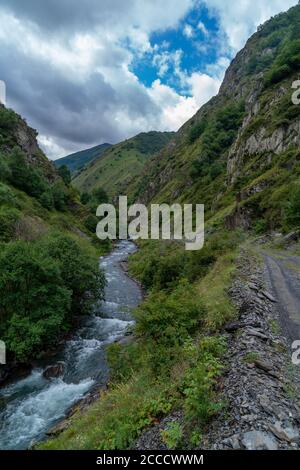 Der Gebirgsfluss Argun in Upper Khevsureti, Georgien Stockfoto