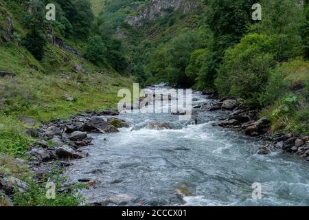 Der Gebirgsfluss Argun in Upper Khevsureti, Georgien Stockfoto