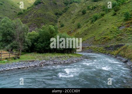 Der Gebirgsfluss Argun in Upper Khevsureti, Georgien Stockfoto